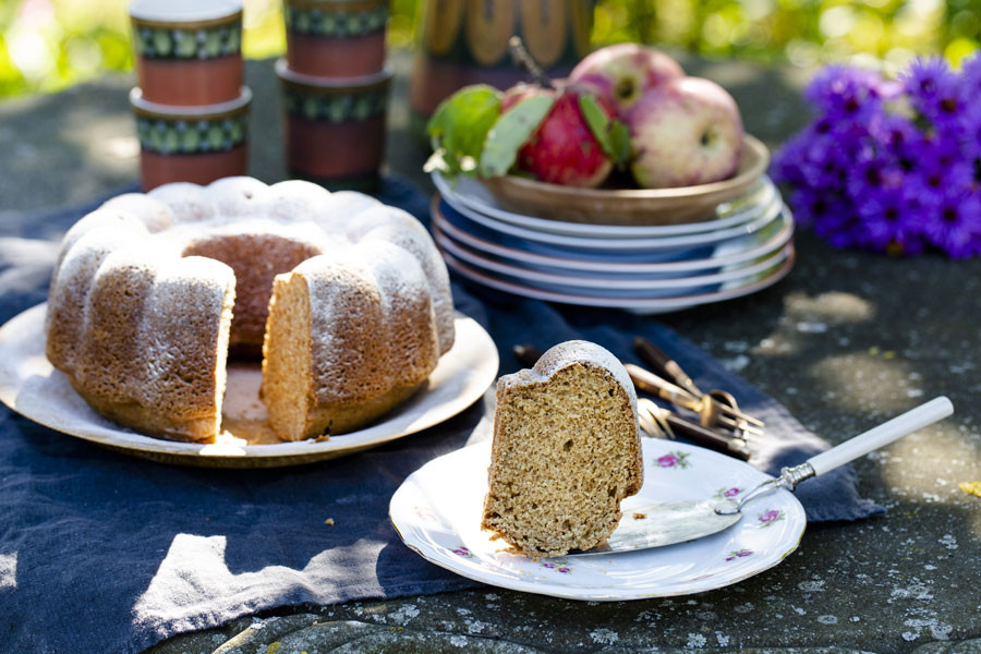 Apple cider cake