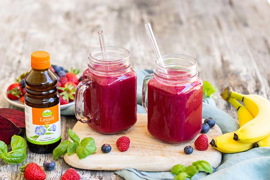Red smoothie with berries and linseed oil